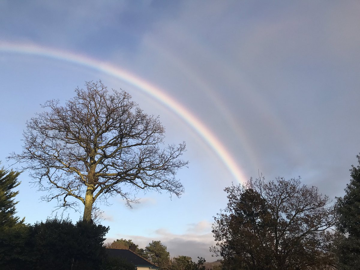 O’r ardd 🌈  …oedd yna 3 🌈🌈🌈