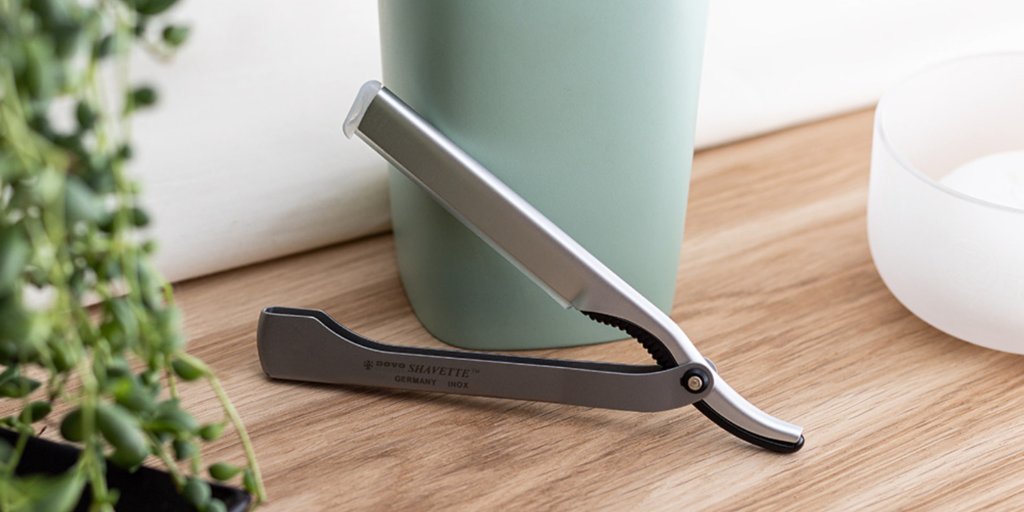 Say goodbye to honing & stropping with the Dovo Shavette.👋

📷: @dovo_solingen

#grownmanshave #dovo #dovosolingen #shavette #shavetterazor #shavettes #straightrazor #wetshaving #wetshave #giftideas #mensgrooming