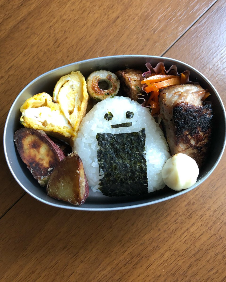 thisiskasan's tweet photo. この顔のパーツでなんとなくすみっコ風になるよね、弁当。

＃弁当
＃幼稚園弁当 https://t.co/UHTIJpY9mB