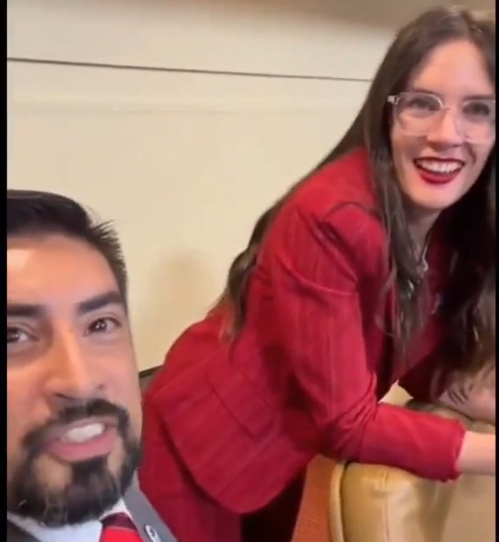 s1r_3n4_S07's tweet photo. @glorianaveillan @carreragonzalo @Jou_Kaiser @pdglive @pdg_rm2 @Parisi_oficial Te pillaron po' compadre...o mejor dicho "compañere" 🤢🤮🤮🤮🤮
#pdgtraidores https://t.co/Bi447EEc2d