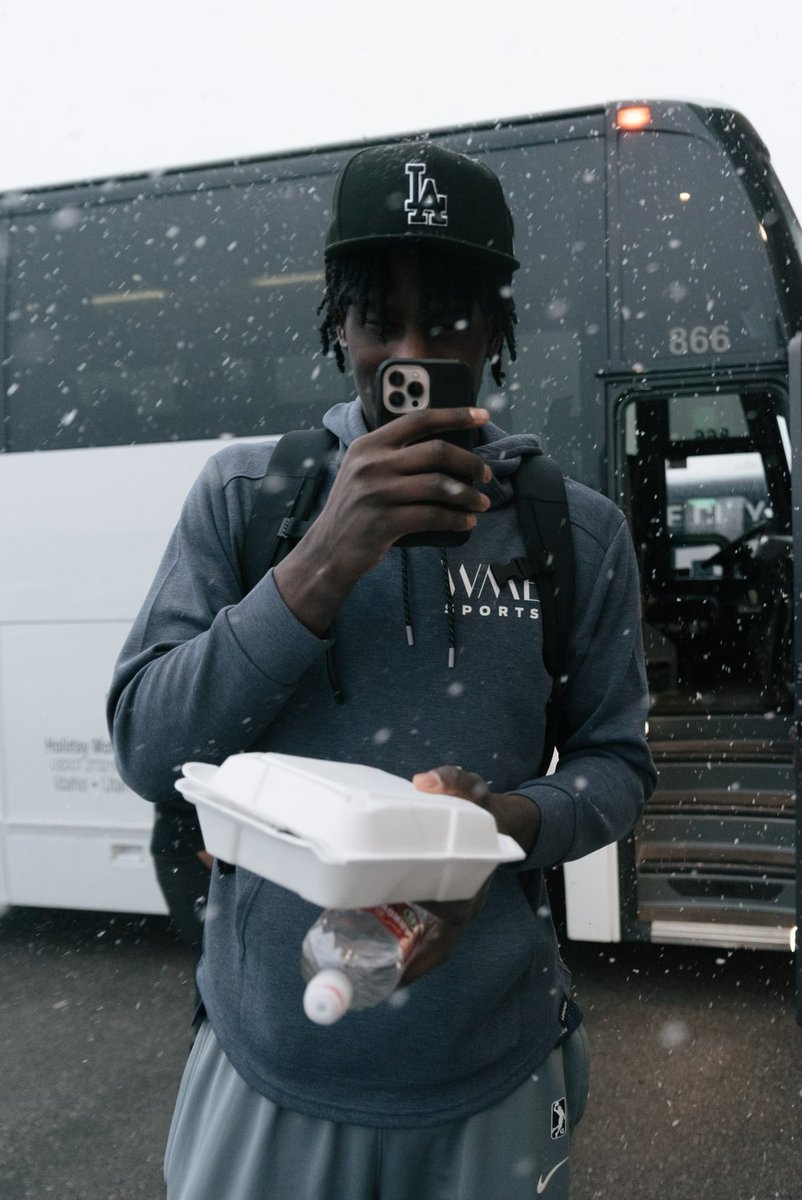 gleagueignite's tweet photo. is socks and sandals in the snow a vibe π€ #wecold #bringusbacktovegas https://t.co/Mc1azgleDZ