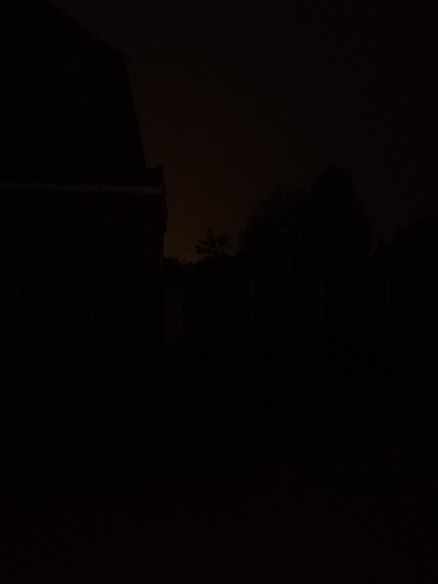 _vdxv_'s tweet photo. Not a great pic but the sky is red at 12am wtf https://t.co/KpPfvGYBAE