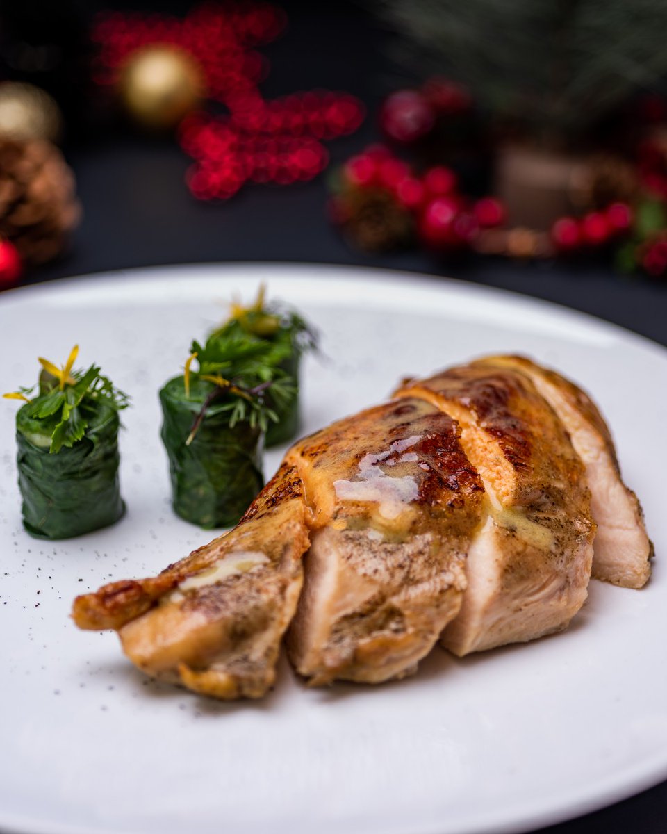 Castanyoles's tweet photo. Pechuga de pollo rellena de mousellina trufada, salsa de cava y espinacas baby salteadas. Uno de los platos que estará disponible en nuestro menú de Fin de año. ✨ 
Reserva y celebra esta fecha tan especial con nosotros en #Castanyoles. 🥂
Contáctanos al +601 3257918 📞 https://t.co/nb6MhnuS6v
