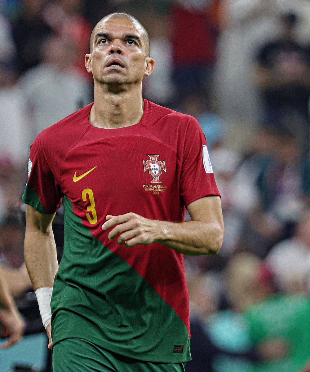 Miguelvilaca23's tweet photo. Sei que custa, mas deixo factos:

Dentro de 3 meses faz 40 anos. Vem de uma lesão, teve a missão de enfrentar Darwin Nunez, Cavani, Suarez.

Não perdeu um confronto direto! 
Monstro!

PS: Poucos admitem, mas na final do Euro contra a França foi o melhor em campo. https://t.co/7OKmlkDOG0