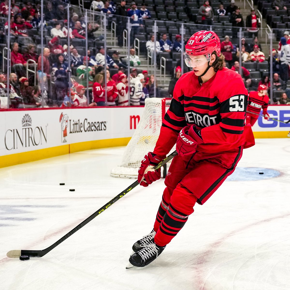 A new look in Hockeytown. 🤩 This #ReverseRetro jersey honors