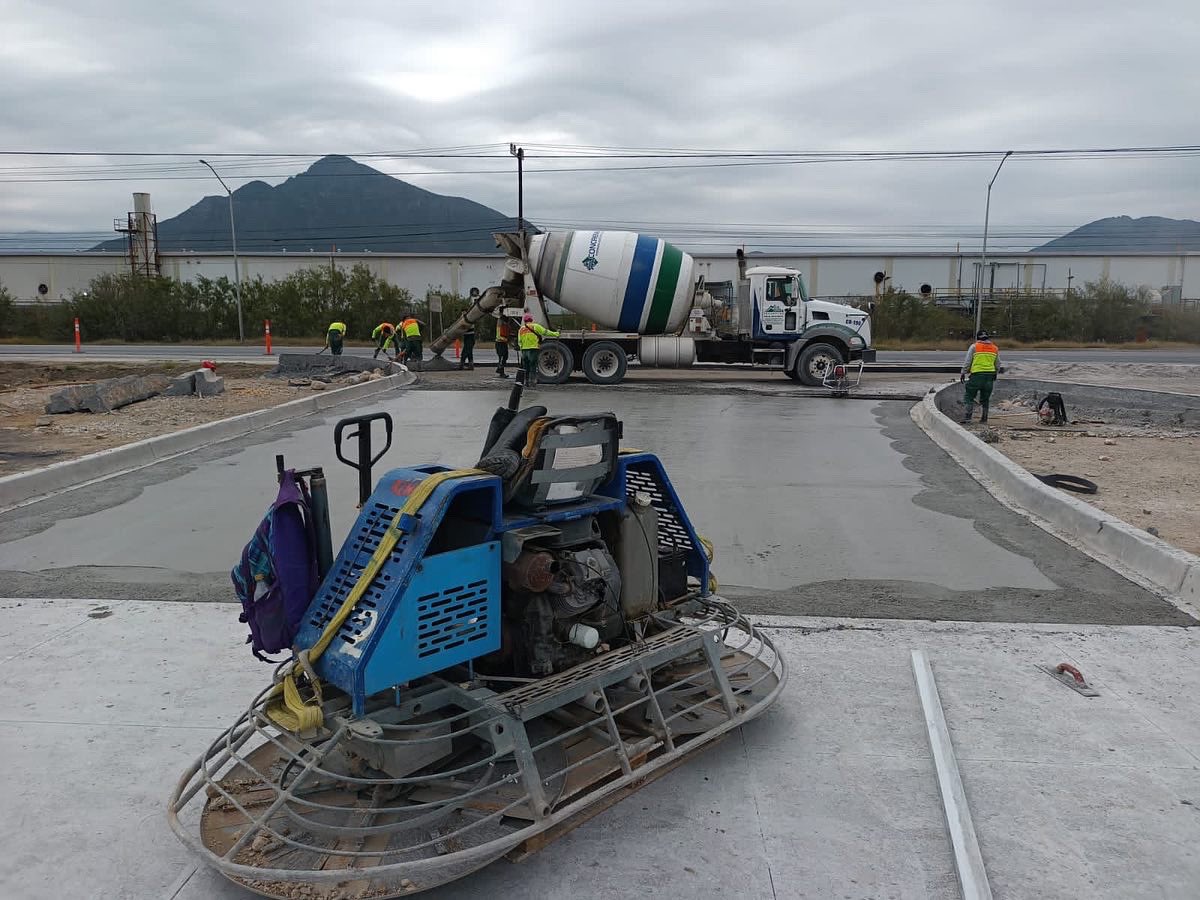 RCRPisosIndus's tweet photo. Obra en proceso para Stiva Industrial en García Nuevo León, México.
Superficie de 7,000 m2 de sistema Optipave VRS.
@RCRIF Líderes del mundo plano
#pisosindustriales #industrialflooring #garcianl #mexico #concreto #cemento #nuevoleon https://t.co/bzMVsGpfSC