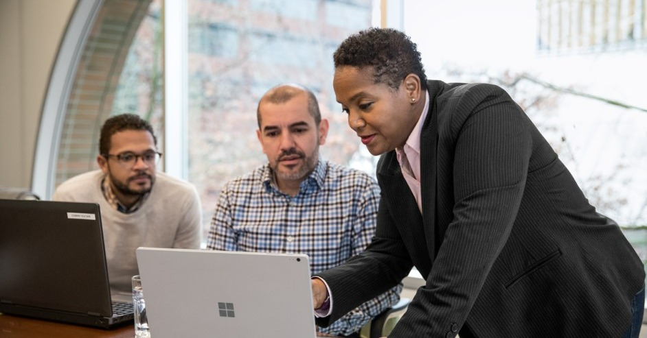 MSFTSolutions's tweet photo. Communities around the world are navigating disruptions and a transformed landscape with shifting priorities. Government agencies and #PublicSector institutions are turning to creativity, innovation, and @Microsoft technology to reimagine the future and #BuildFor2030.