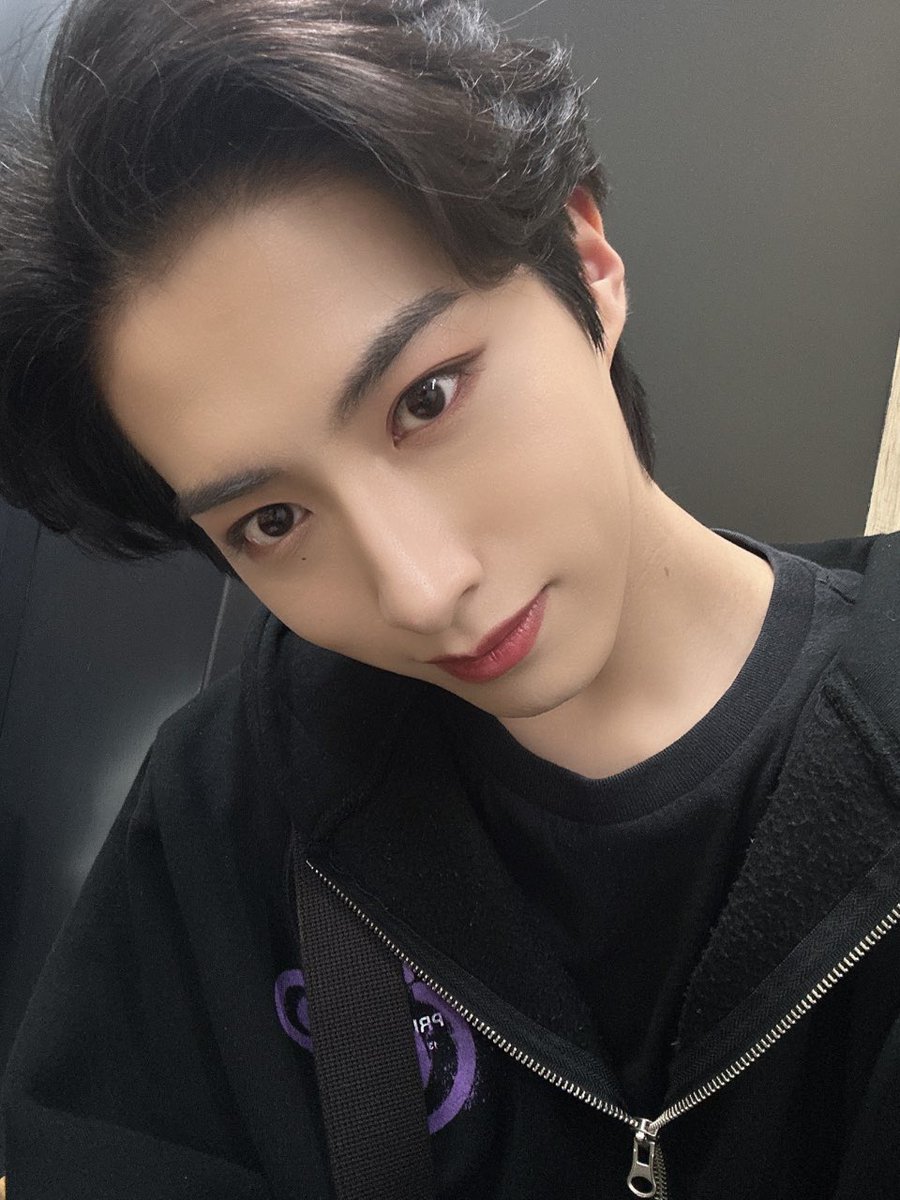 mia_tomoon's tweet photo. 무슨 각도 사랑의 각도 💜 https://t.co/Ok7co244h5