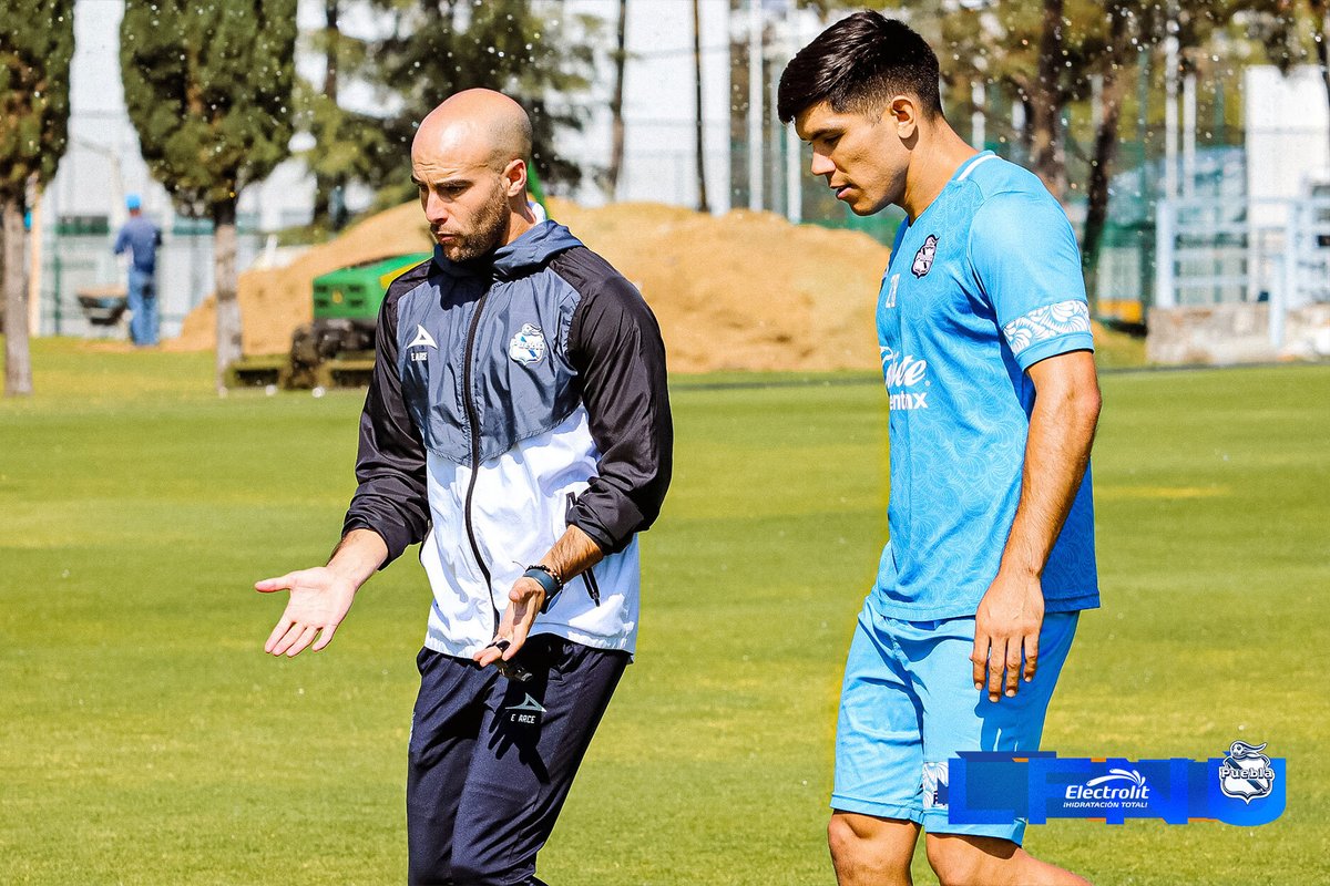 ¡ARRANCÓ LA ERA DE @laloarcep EN EL PUEBLOTA!👨🏻‍🏫 ¡Qué bien le queda el uniforme!😮‍💨 Nuestro DT Enfranjado tiene mensaje claro: ¡esta identidad no se negocia!🫡🔵 RT porque en este 🚢 estamos TODOS y #LaFranjaNosUne🎽