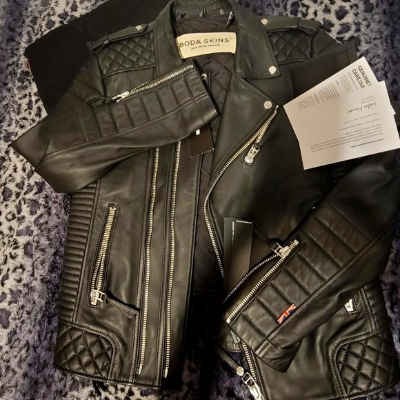KatyKandil's tweet photo. So good I had to share! Check out all the items I'm loving on @Poshmarkapp #poshmark #fashion #style #shopmycloset #bodaskins #boohooplus #arbonne: https://t.co/zRpWidVTXy https://t.co/0jSSNPDzF8