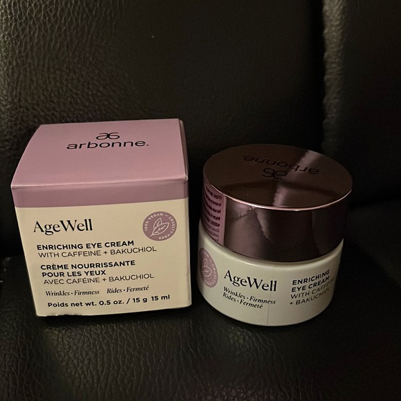 KatyKandil's tweet photo. So good I had to share! Check out all the items I'm loving on @Poshmarkapp #poshmark #fashion #style #shopmycloset #bodaskins #boohooplus #arbonne: https://t.co/zRpWidVTXy https://t.co/0jSSNPDzF8