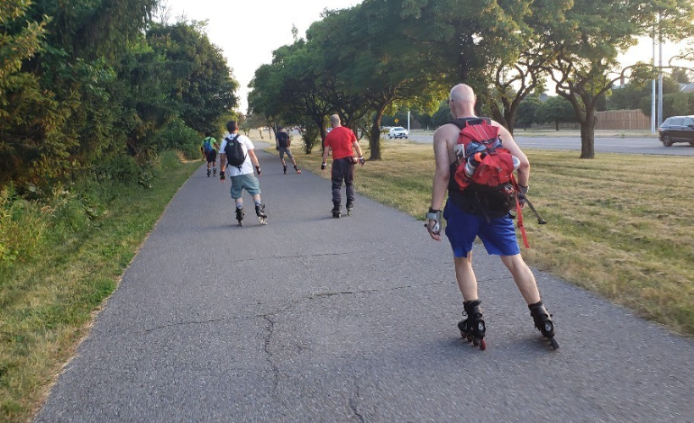 CanadaBladers's tweet photo. Group #skate on the #queensway towards #mississauga.
18km #bigwheelblading #goskate #freeskate #inlineskating #inlineskate #slalomskating #toronto #rollerblading #urbanskating #fsk #skating #cityskate #cityskating #trailskating #torontoskating #torontobladers https://t.co/90VQu8sLDy