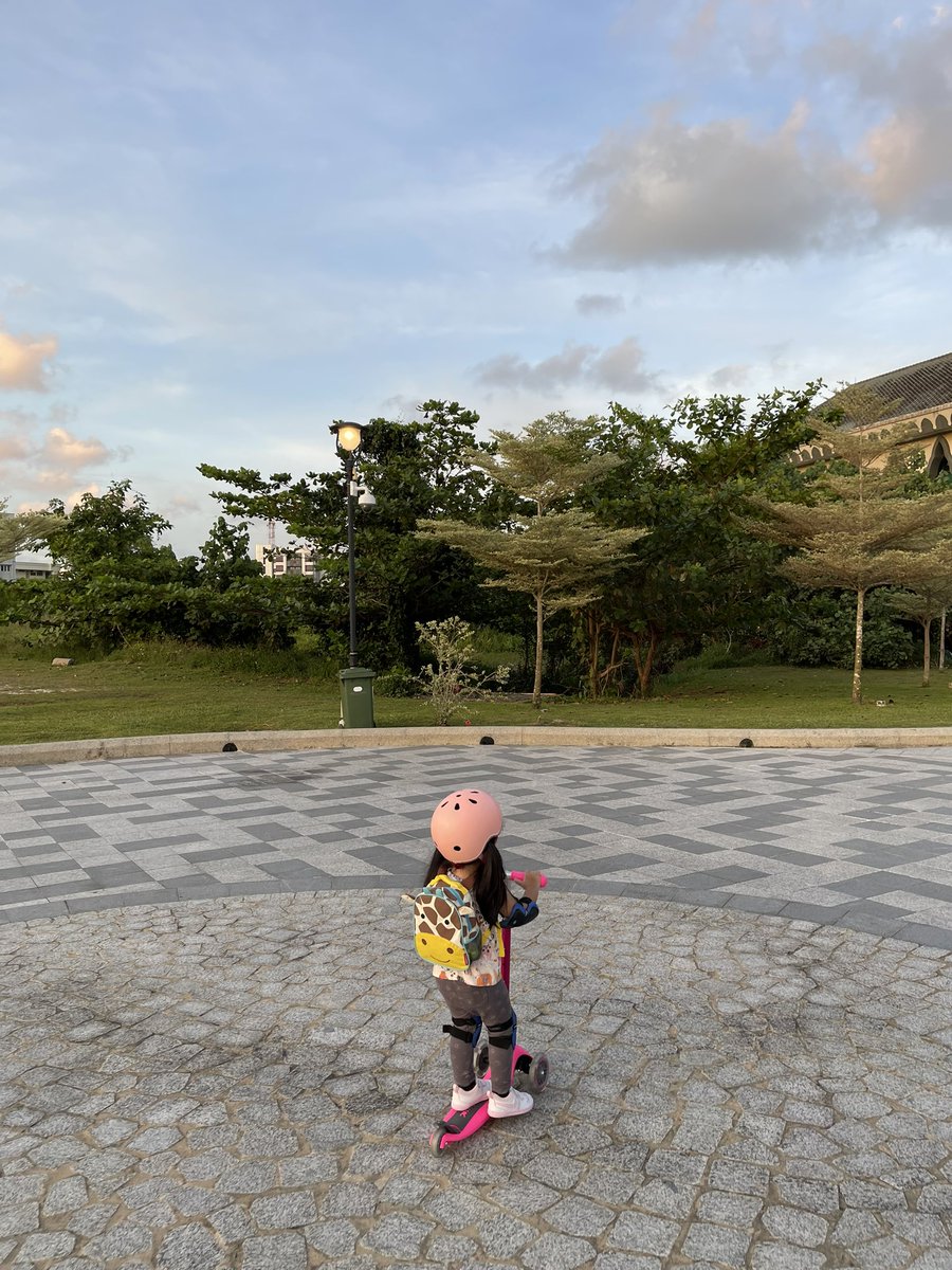 nabaiko's tweet photo. Hi there!
Snippets of how life’s been lately 👦🏻👧🏻✨
I’ve been keeping art agendas well aside and focused more on work, being-an-adult and the kids. Exciting things in the years to come.
Workleave soon, can’t wait for a brain and creative refresh 😵🧠💨 
#brunei #artoflife #update https://t.co/LPl1LsvtuA