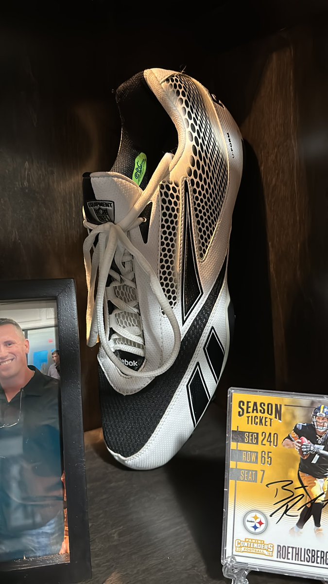 KyleABooker's tweet photo. @Realrclark25 I’ve got one of your cleats that you threw me after warmups before the 2011 AFC Divisional Game against Baltimore. Will you be doing any private signings anytime soon with a mail-in option? https://t.co/JDzOwDaAvP