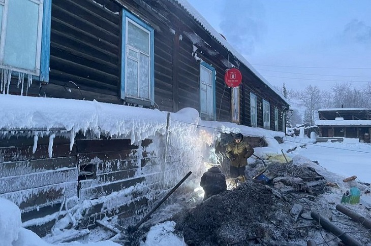 В поселке Артемовский введен режим ЧС: из-за коммунальной аварии 13 домов, в которых живут 27 человека, остались без отопления. СК возбудил дело о халатности администрации. Коммунальную аварию обещают устранят в течение недели, между тем там держаться 40-градусные морозы.