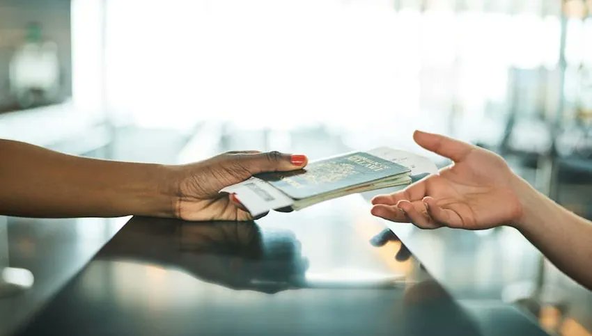 ucfoodietv's tweet image. First time out of the country? Then avoid these 10 Mistakes buff.ly/3cf61Yx #travelAbroad #electricalAdapter #passport #travel #food #wine #mixology #golf #UndercoverJetsetter #JohnDaly #SusanAnzalone #TravelLikeALocal #shotOniPhone #recipes #offbeatenpath #walkingShoes