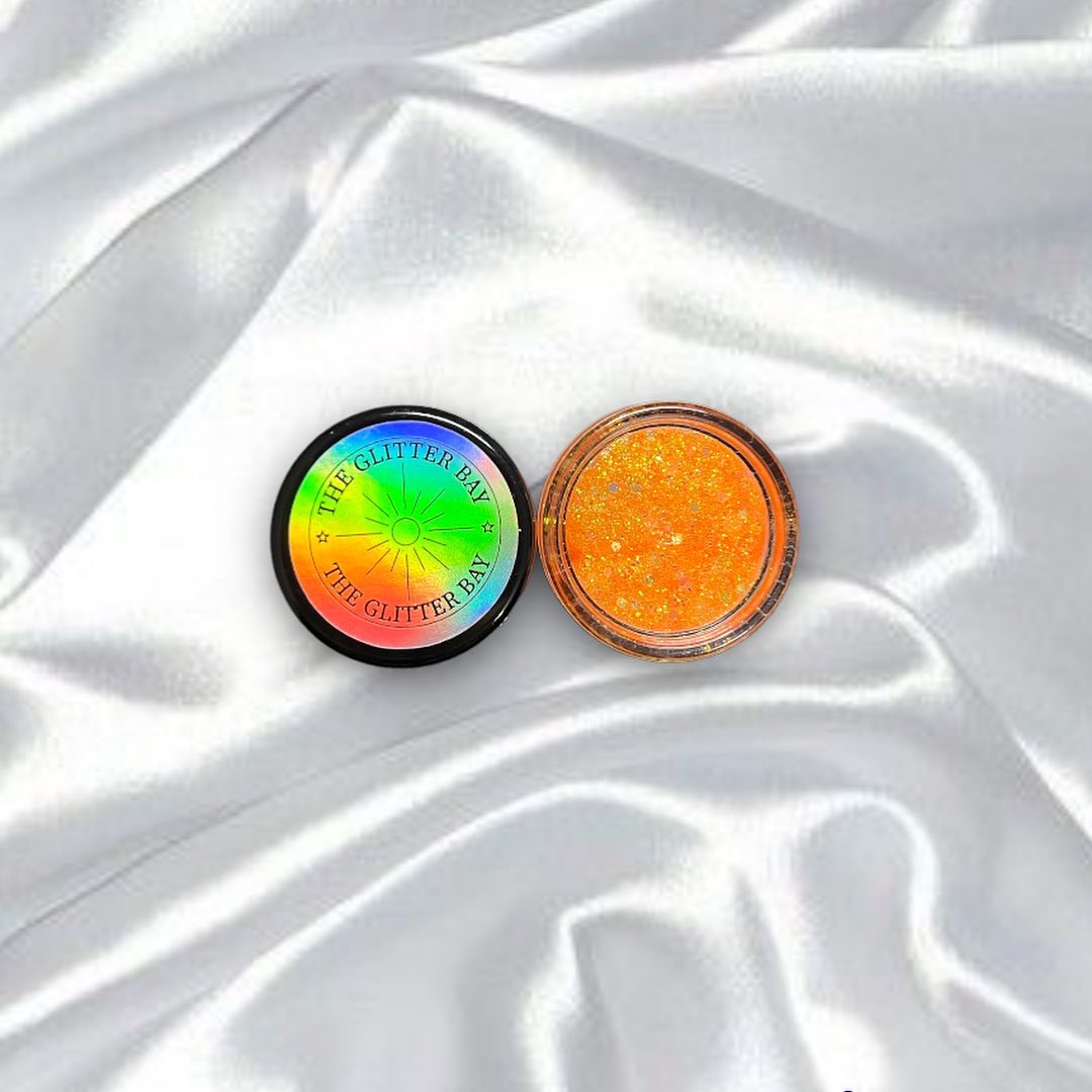 Hola 🌟 
Les quería recordar que tengo un emprendimiento de glitter para maquillarse 🥺💗 
Se llama the glitter bay 💜
Son súper ligeros, pigmentados y demasiado fácil de aplicar 🧚🏼‍♂️
Además de que tienen un precio súper cómodo 
RT para apoyar una pequeña emprendedora 🤍