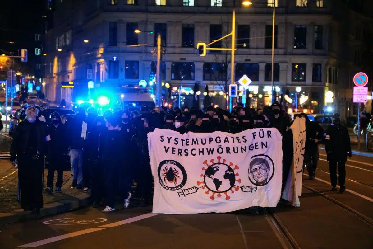 LIZ_de's tweet photo. #DerTag-Montag, der 28. November 2022: Fuhr ein Autofahrer in eine Sitzblockade? Zwei sehr unterschiedliche Perspektiven 

Zur Tageszusammenfassung: https://t.co/ReaApzgZRw via @LIZ_de

#le2611 #le2811 #Leipzig #Sachsen https://t.co/bGR3l45TgE