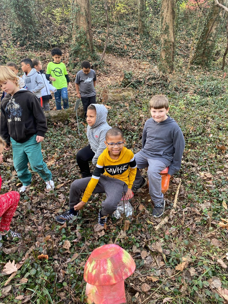 Our #DFL Urban Trail is now an Art Walk. Mrs. Hopkins, Mrs. Velazquz, &amp; Mrs. Corder brought their students out to interact with the <a href="/UTKnoxville/">UT Knoxville</a> artists. Thanks <a href="/educateknox/">Knox Education Foundation</a> &amp; the #schoollikenoneother's outdoor coalition. 
@a46564131 <a href="/Jeanheise1/">Jean ☮️</a> <a href="/KnoxSchools/">Knox County Schools</a>