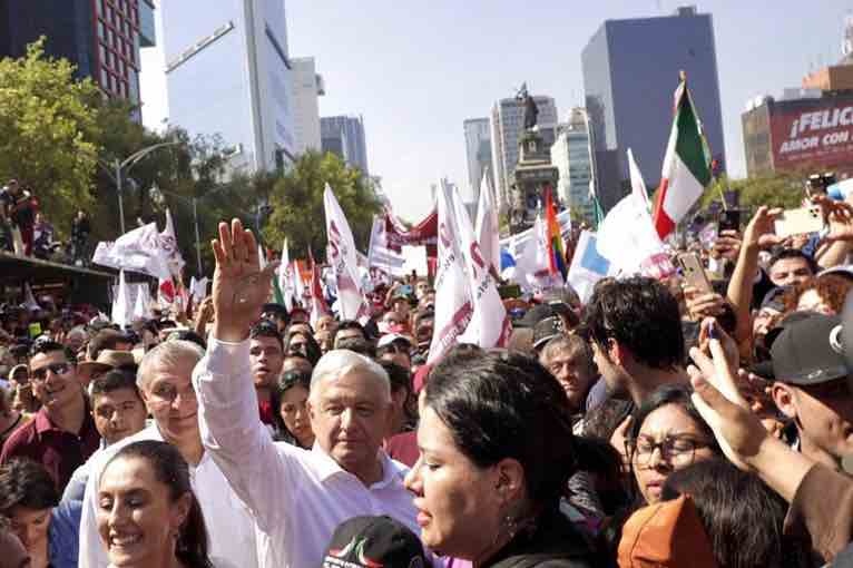 mexnewz's tweet photo. Oposición critica movilización de #AMLO; fue ‘marcha del cash', dicen | #Política #Nacional #MarchaAMLO https://t.co/ic0nEutFWg https://t.co/rsP495eyNZ
