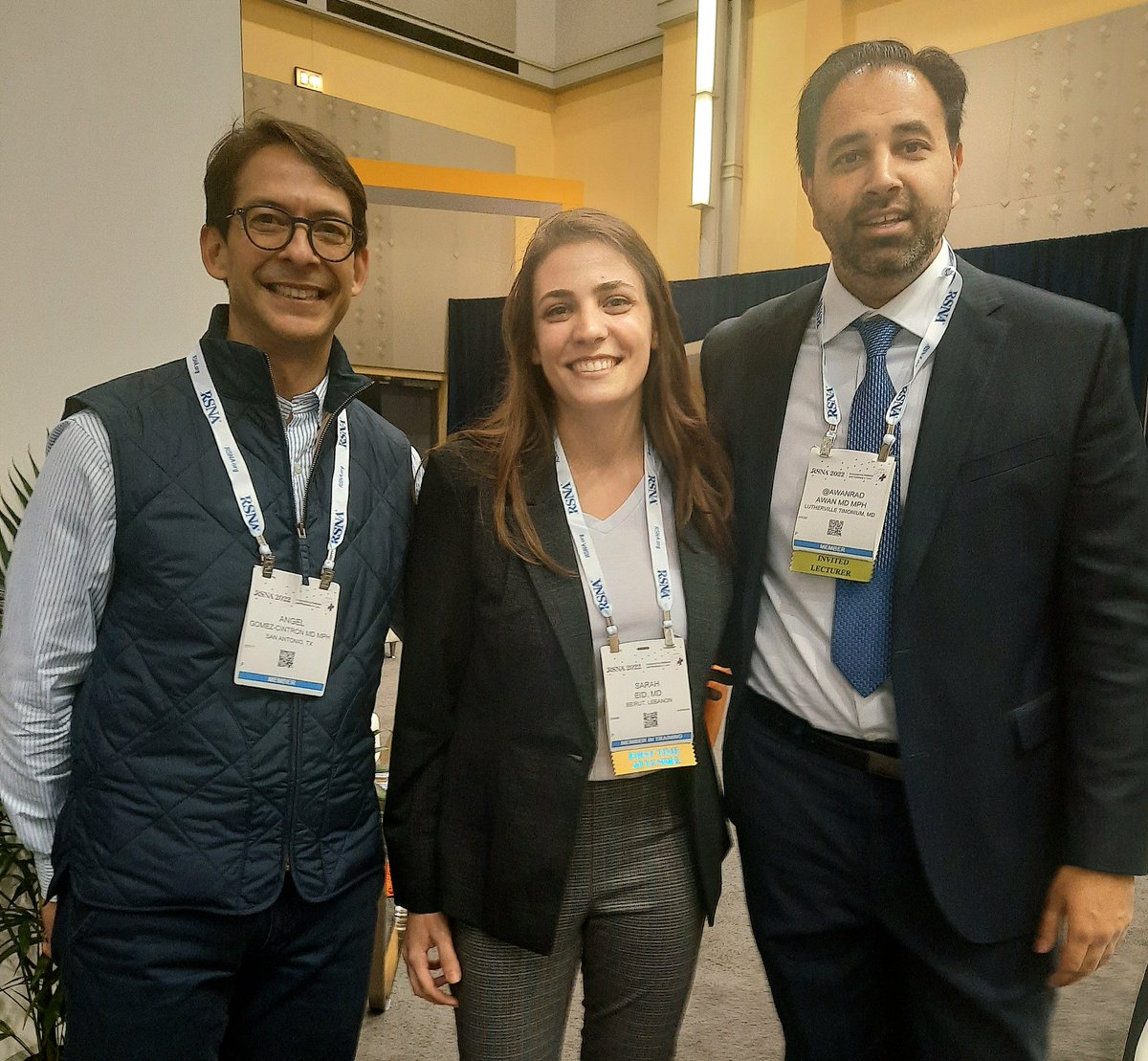 Day 2 #RSNA2022 highlight: Meeting two of the biggest Radiology stars at once!  @skeletalrad @AwanRad
They made a huge impact on my training as well as on the training of thousands. My smile says it all 🤗 
#radres