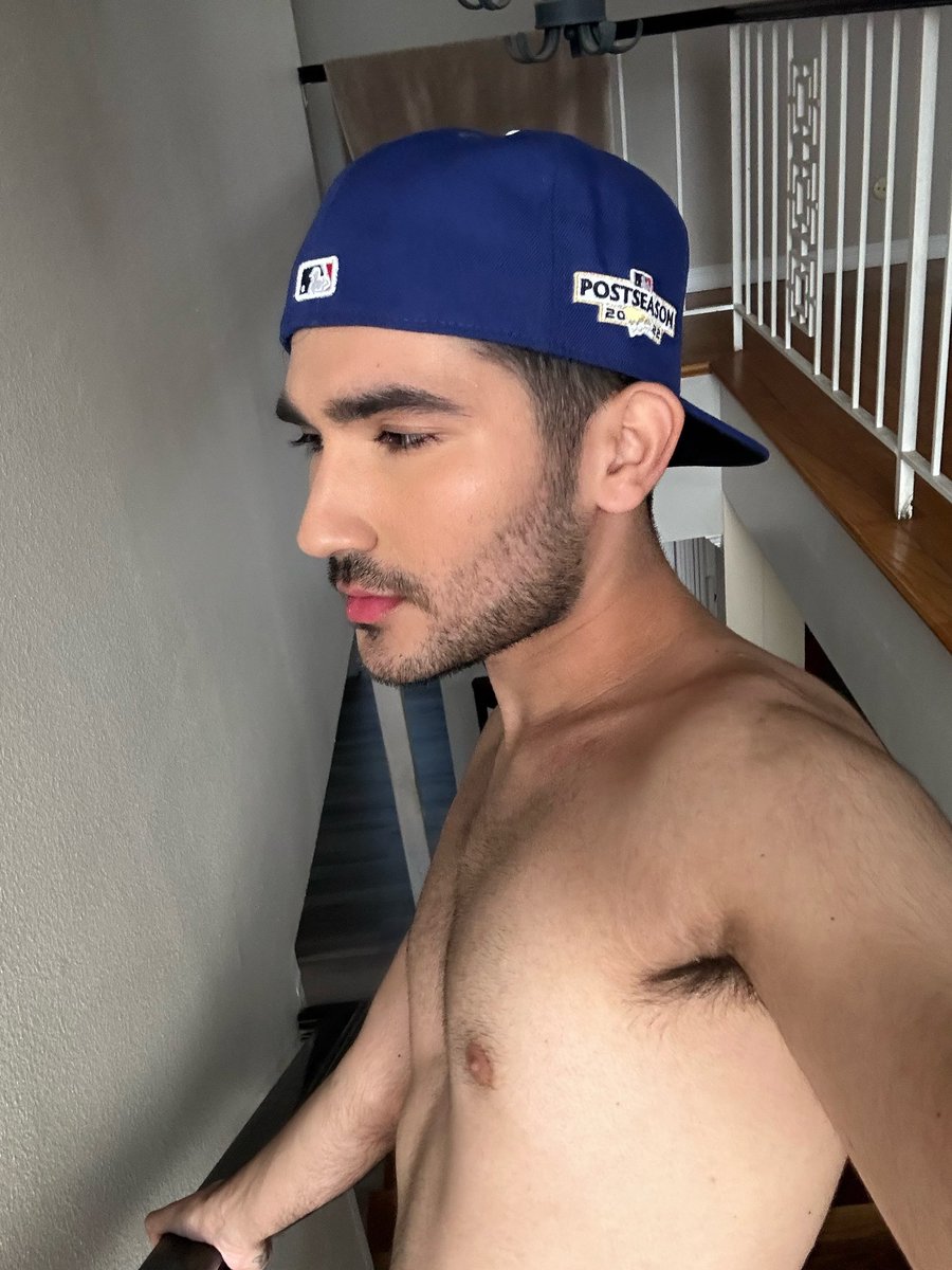 daddyph4ntom's tweet photo. Cuff me tho https://t.co/A1NijxoJp9