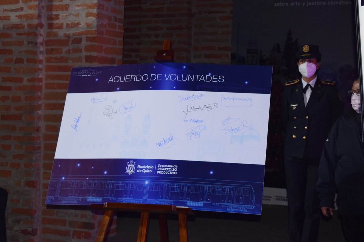 aeiecuador's tweet photo. Cristina Moshenek, gerente de asuntos corporativos en #DKManagement, mencionó que este acto es muy importante para nuestra ciudad e invitó a todos a que conozcan la actualización de la agenda y que sean parte activa del crecimiento de #Quito. https://t.co/nMxQSKE6SZ