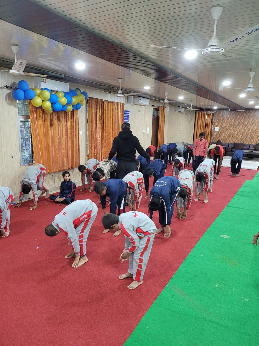 NabUttarakhand's tweet photo. योग करते हुए NAB के छात्र https://t.co/B3w200p004