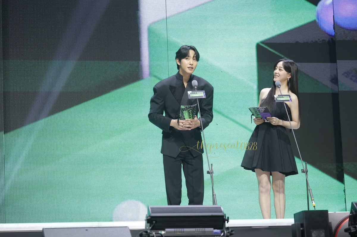 221126 MMA 

오직 널 담으려 감은 눈을 뜨고

#안효섭 #김세정 
#AhnHyoseop #KimSejeong