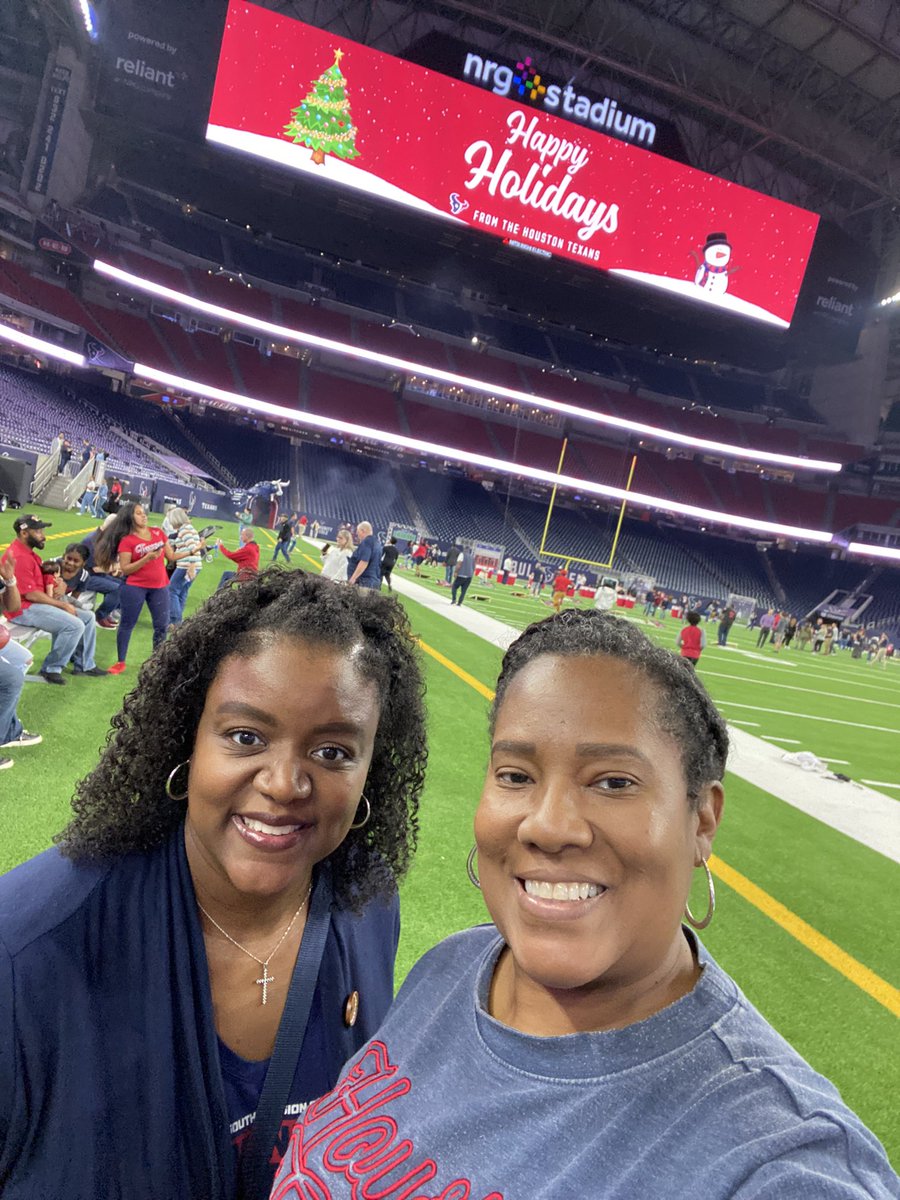ItsFeliciaW's tweet photo. No rest for a #sportsfan in #Htown!! 🤘🏾Tonight we are at #fieldday for our @houstontexans!! ❤️🏈 More pics coming soon…for real this time! 😅 #houstonsports #GoTexans #WeAreTexans #nfl #footballfans #girlfans #visithouston #femalefootballfans #htownpride https://t.co/ruXmPT09Jk