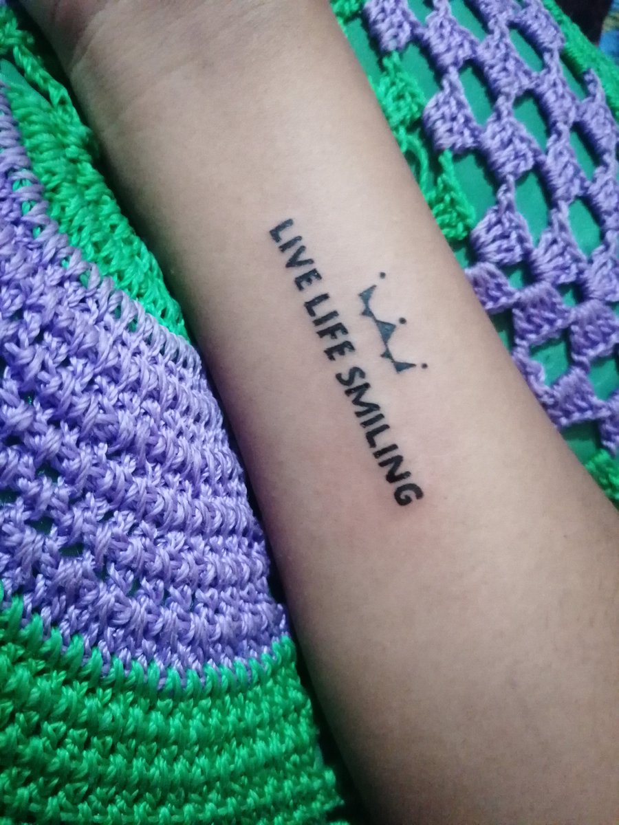 rosita_royce's tweet photo. @princeroyce esta frase  me a ayudado cada que estoy muy mal.
Siempre recuerden que en la vida todo tienen un propósito y un por que. Por eso siempre hay que vivirla así y no hundirse por mas feo que parezca la situación.
Todo tiene solución.💜 
Live Life Smiling ☺️ https://t.co/knAsKoOX3t