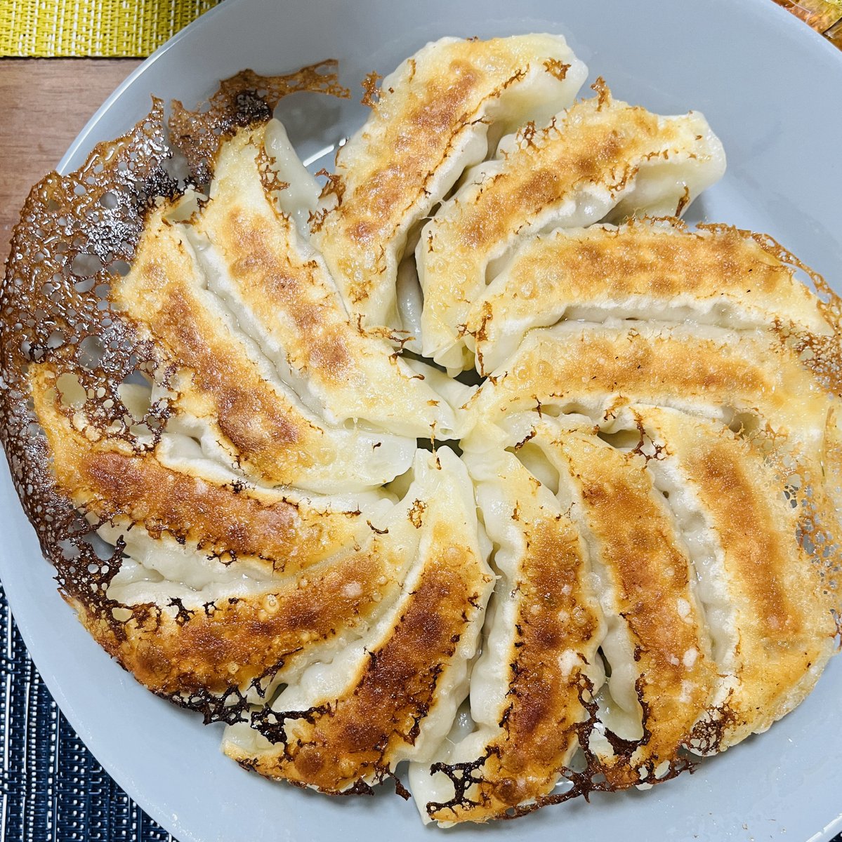 おはようございます！
今日の天気は曇り時々雨☁☂

先日餃子を作って食べました～🥟🥟
美味しかったです～😋👍
皆さんは最近何食べましたか～？

今日も1日頑張りましょう💪

#企業公式が毎朝地元の天気を言い合う   
#企業公式秋のフォロー祭り
#企業公式相互フォロー祭り
