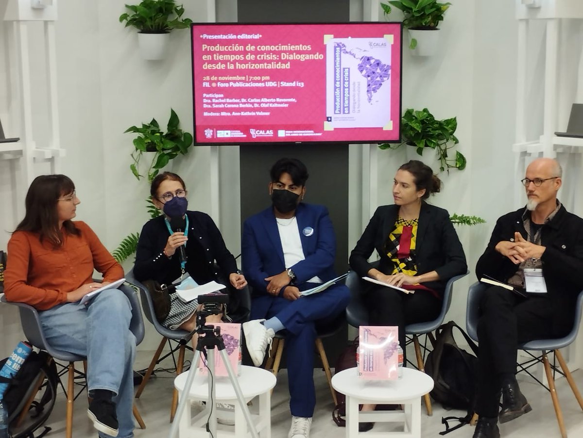 CalasCenter's tweet photo. #CALASenLaFIL 📚
Continuamos en #ModoFIL, con la presentación de la #NovedadEditorial «Producción de conocimientos en tiempos de crisis: Dialogando desde la #horizontalidad».
Con Sarah Corona, @OKaltmeier, Rachel Barber, Carlos Navarrete y Ann-Kathrin Volmer.
¡Ven al stand! ✨ https://t.co/NYWw0y46LG