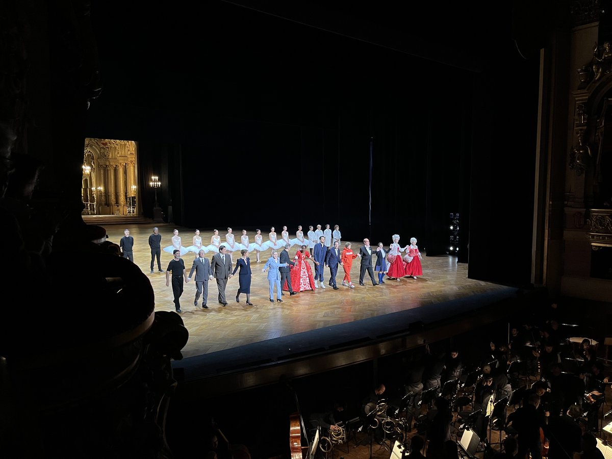 JamesBadro's tweet photo. A phenomenal Nozze at the @operadeparis
#LucaPisaroni is a masterful Figaro
wonderful cast @GeraldFinley @jeaninedebique #MiahPersson
#RachelFrenkel a playful Cherubino for her debut in Paris
Vivid conduction by Maestro @LouisLangree
Creative/superbe direction by #NetiaJones https://t.co/B83N3h9VfY