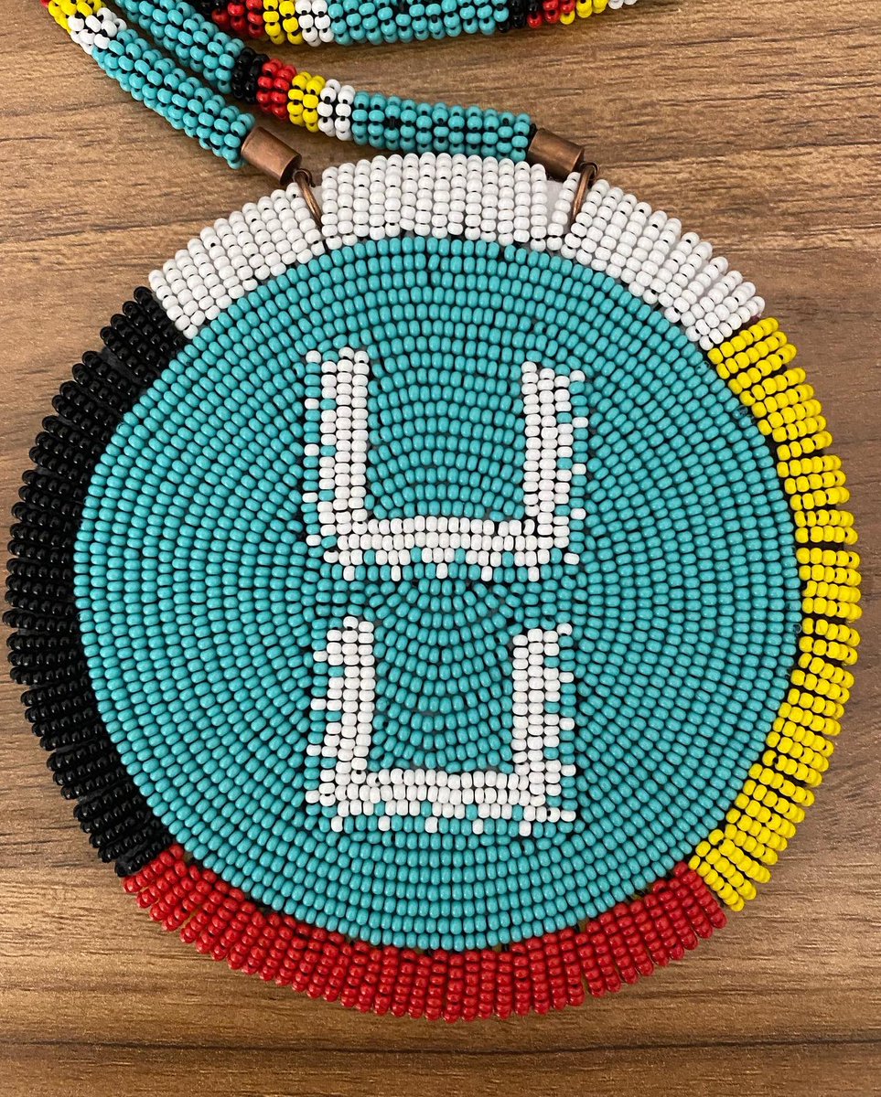 Anthrobeader's tweet photo. Another one done. A couple years ago, I made a wáwya bag and was inspired to make a necklace. The #wáwya is the symbol for counting coup and it’s surrounded by the #MedicineWheel. A simple design but I love that blue.
#beaded #beading #CountingCoup #NezPerce #NezPerceBeading https://t.co/QVw1AS4hlv