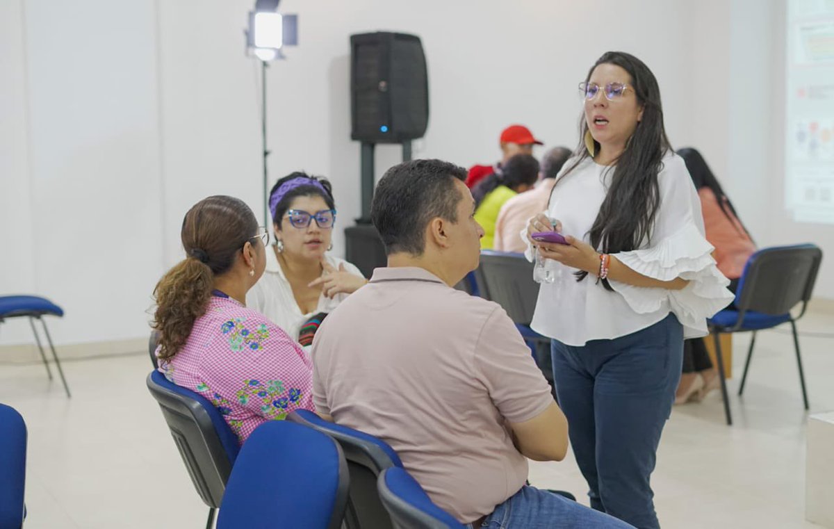 DNP_Colombia's tweet photo. La directora de Desarrollo Urbano del #DNP, @ramirezmontilla, lideró en la @UFPSCUCUTA la audiencia pública del Plan Plurianual de Inversiones, que busca definir proyectos estratégicos para potenciarlos con recursos financieros. 

#TuPlanDeInversiones https://t.co/4ywJfteR6l