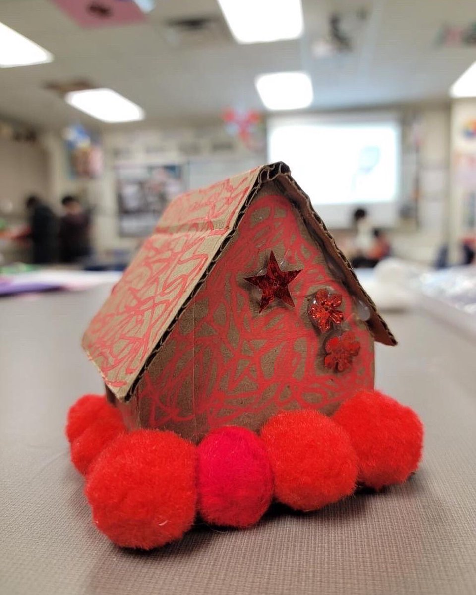 Getting into the Christmas spirit with some beautiful cardboard homes. A Christmas village in the making!!!!!!🎄🏠