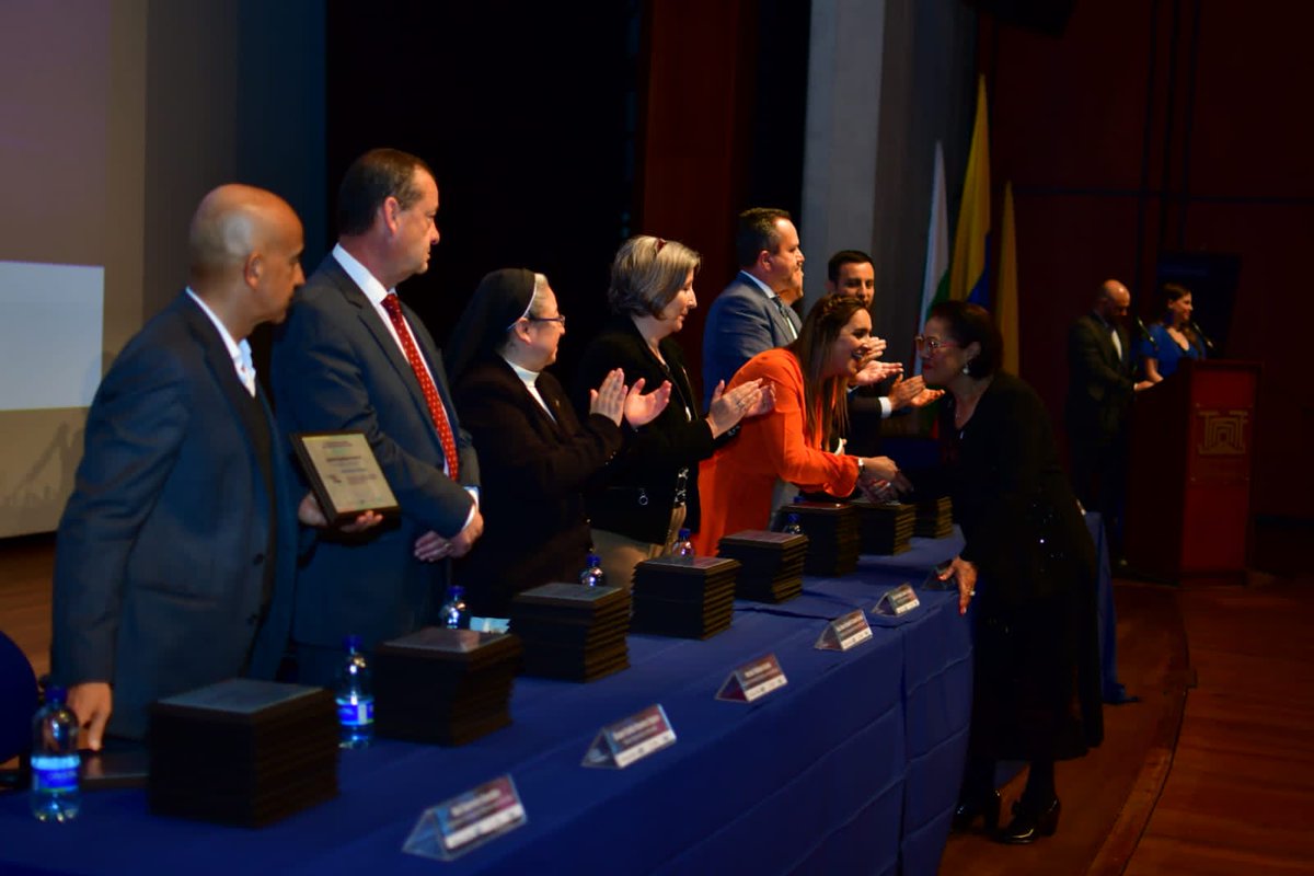 GoberCaldas's tweet photo. #Caldas es fábrica del mejor talento humano de Colombia.

Hoy reconocemos a los 625 #investigadores de las universidades de #Manizales. Su tiempo, trabajo, compromiso y disciplina es un significativo aporte para el desarrollo y competitividad de nuestra región. ¡GRACIAS! https://t.co/raUjzZzpNG