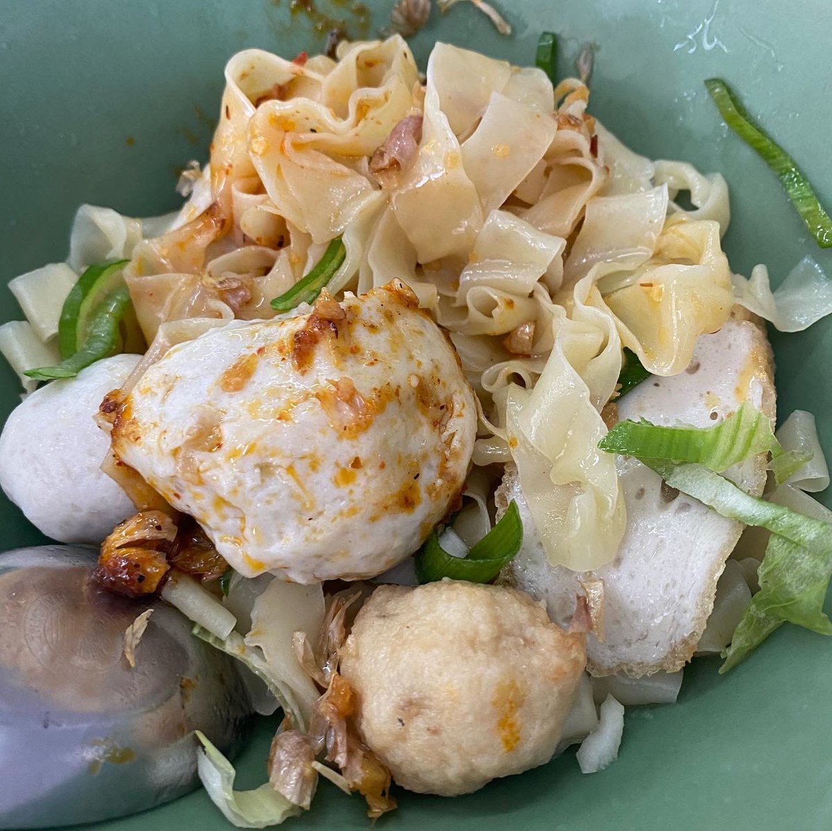 foodismth's tweet image. บะหมี่เป๊าะ 👍🏻 ลูกชิ้นปลา ดีมากแม่ 55.- คือลูกชิ้นใหญ่มากๆๆๆ เหมือนขายเอาสังคม😂 ร้านในตำนาน แต่พึ่งเคยกิน อยู่ตรงพญาไท แปะเตียง #อร่อยบอกต่อ #ถูกและดี @aroii