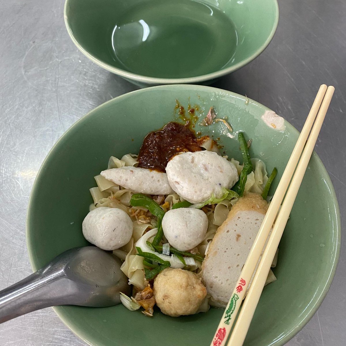 foodismth's tweet image. บะหมี่เป๊าะ 👍🏻 ลูกชิ้นปลา ดีมากแม่ 55.- คือลูกชิ้นใหญ่มากๆๆๆ เหมือนขายเอาสังคม😂 ร้านในตำนาน แต่พึ่งเคยกิน อยู่ตรงพญาไท แปะเตียง #อร่อยบอกต่อ #ถูกและดี @aroii