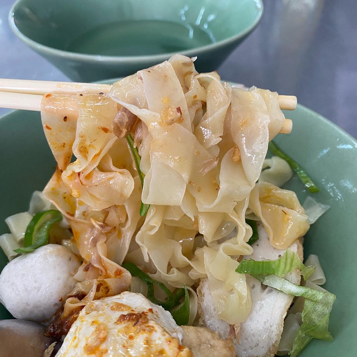 foodismth's tweet image. บะหมี่เป๊าะ 👍🏻 ลูกชิ้นปลา ดีมากแม่ 55.- คือลูกชิ้นใหญ่มากๆๆๆ เหมือนขายเอาสังคม😂 ร้านในตำนาน แต่พึ่งเคยกิน อยู่ตรงพญาไท แปะเตียง #อร่อยบอกต่อ #ถูกและดี @aroii