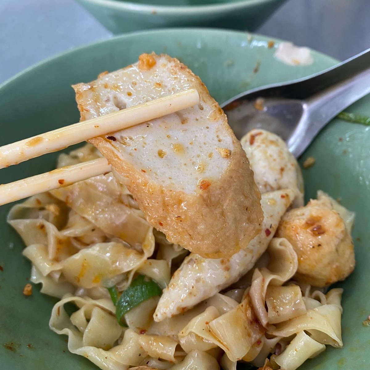 foodismth's tweet image. บะหมี่เป๊าะ 👍🏻 ลูกชิ้นปลา ดีมากแม่ 55.- คือลูกชิ้นใหญ่มากๆๆๆ เหมือนขายเอาสังคม😂 ร้านในตำนาน แต่พึ่งเคยกิน อยู่ตรงพญาไท แปะเตียง #อร่อยบอกต่อ #ถูกและดี @aroii