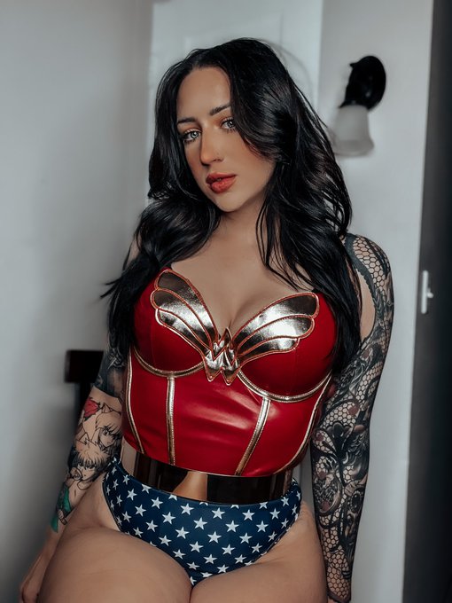 Fun fact: I&rsquo;m actually taller than Wonder Woman https://t.co/Li4xAIBztm