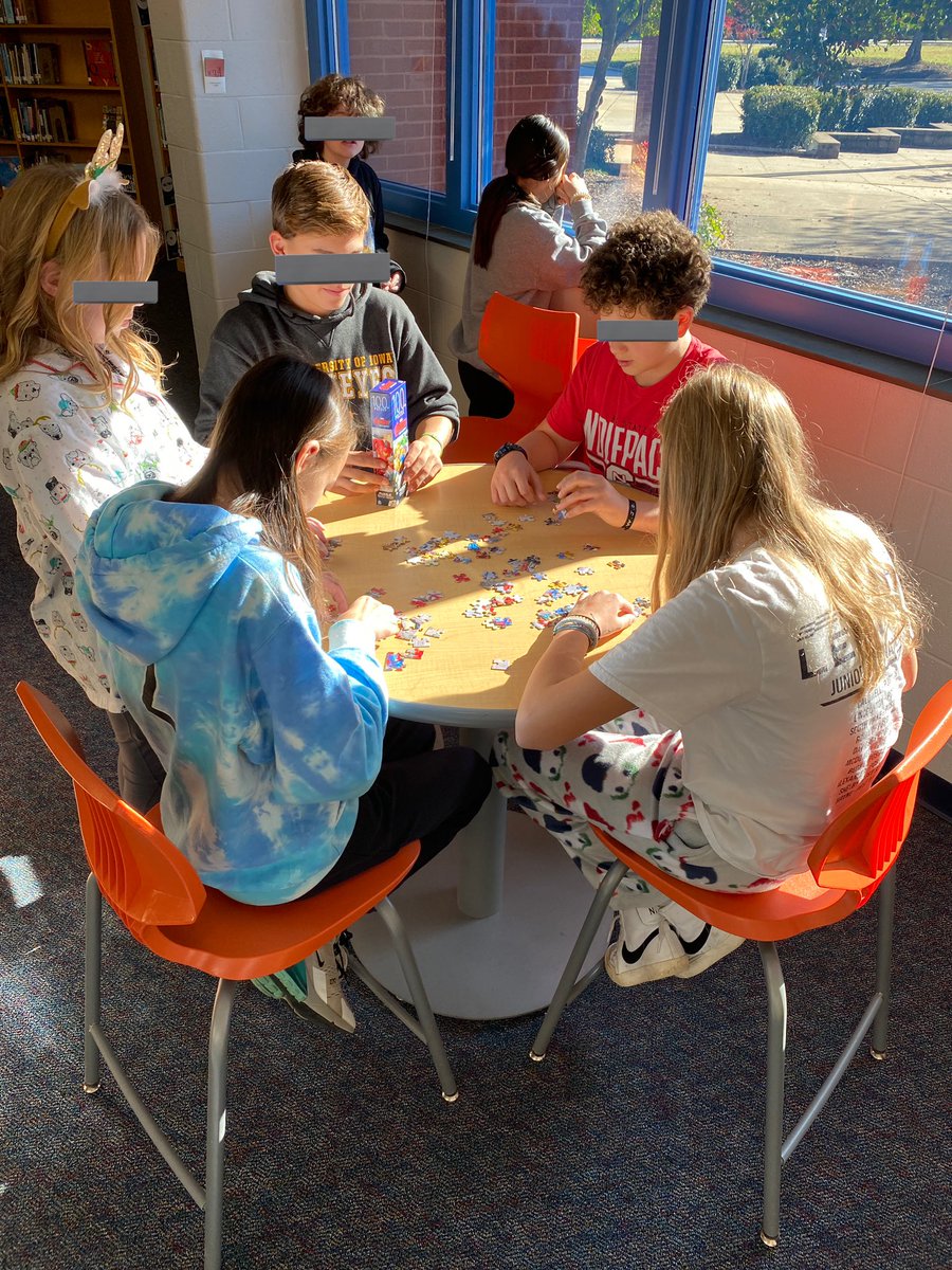 MsMorganMedia's tweet photo. Pictures from circulation today that make my heart smile ❤️📖 #seventhgraders #dragonsread @mslevert https://t.co/FURDqTsRNI