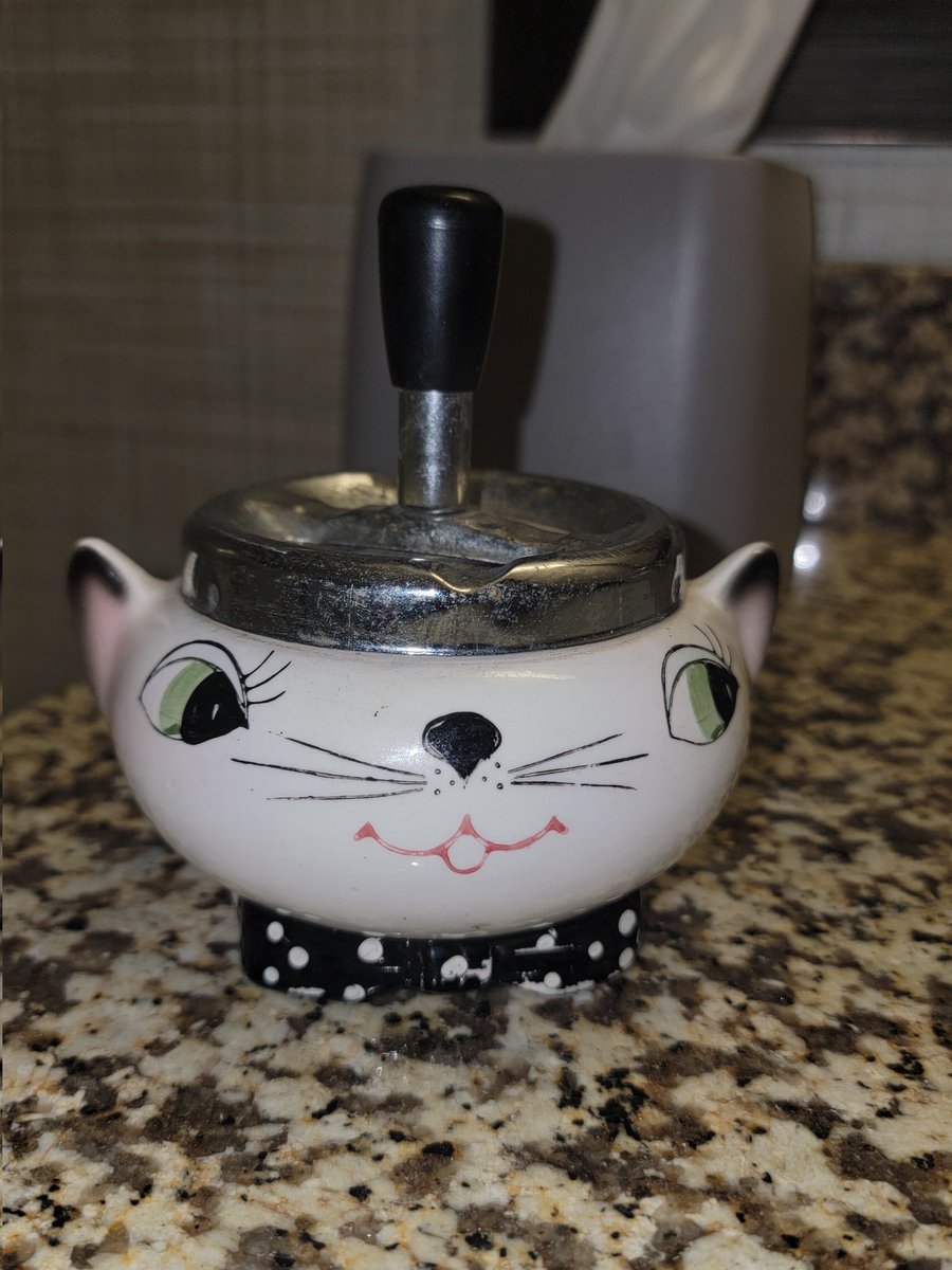 YumekoAsagiri's tweet photo. It was fairly recently that I heard about this. A 1950s #HoltHoward push-down cat ashtray that squeaks when you push the handle down. I heard it was highly sought-after and that the squeaker was oftentimes broken. I thought it was cool but that I'd never see one.
And then... https://t.co/cDsEXhe1vj