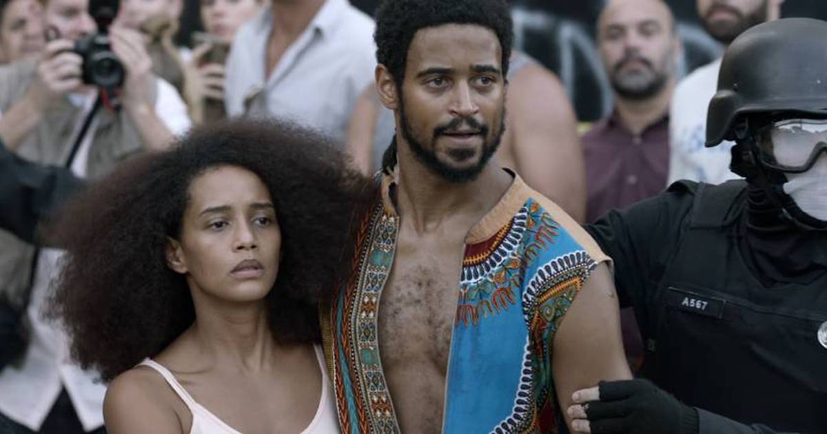 BlogAqueleFilme's tweet photo. A Globo exibe hoje na #TelaQuente o EXCELENTE "Medida Provisória", filme dirigido por @olazaroramos que conta a história de um futuro próximo distópico onde toda população negra do país é obrigada, pela tal medida, a ir para a África. @taisdeverdade e @seujorge estão no elenco. https://t.co/NJ5gLMF7en