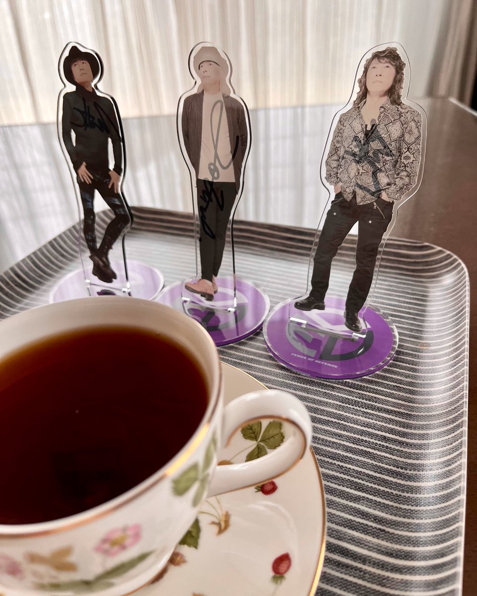 tarutata_n's tweet photo. 本日在宅お仕事日
熱ぅいアールグレイをWedgwoodのカップに注いで休憩
#FENCEOFDEFENSE
#RetroStandard
#FREAKS https://t.co/z1LzBrMY39