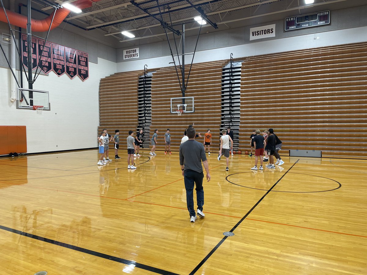 HastingsTigerBB's tweet photo. Tonight was our first night of Rise Skills! We had 1st-8th graders together working on improving their skills. Come out Thursday to be loud and be a part of the #RiseSquad https://t.co/NhAAYYc6yc