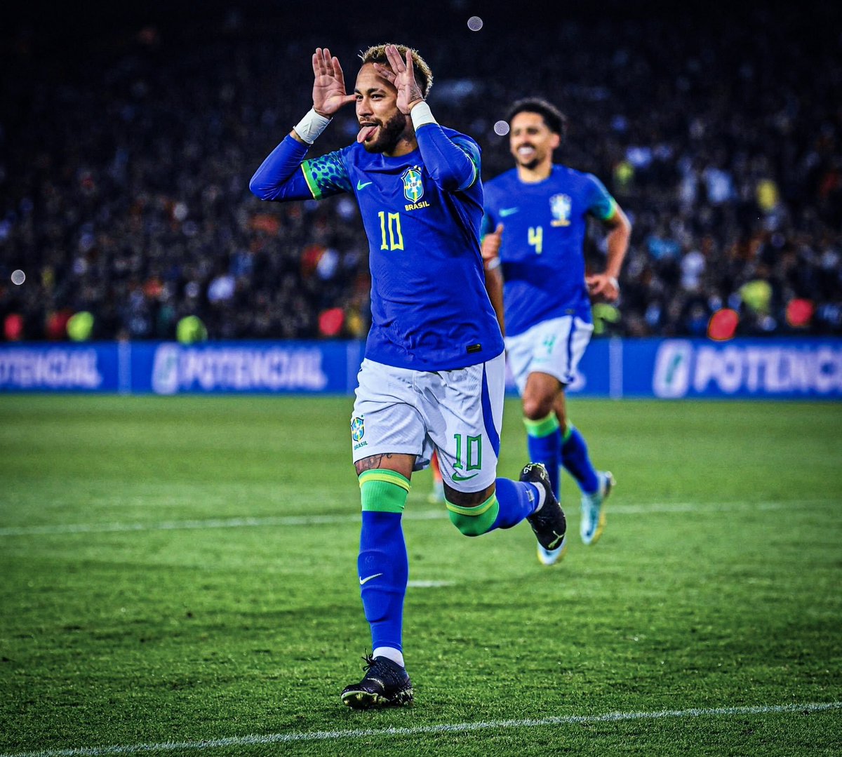 EmpNeymar's tweet photo. Este Perfil Não Aceita NENHUMA Crítica a NEYMAR JR. Aqui Vivemos Uma Monarquia Onde Ele é o Rei. Ele Fala, Eu Escuto. Ele Pede, Eu Faço. Ele Manda, Eu Obedeço. Aqui a Palavra Dele é Lei e Não Há Democracia. https://t.co/Yh2IeHGknq