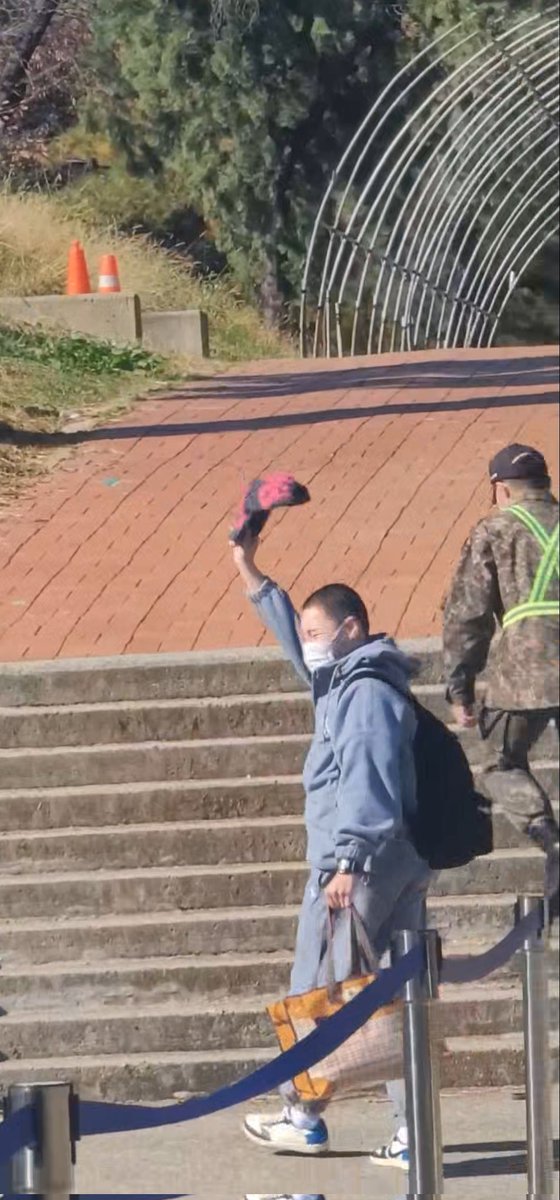 YEONii_HAcloud's tweet image. #하늘통신 37일차☁️💙

성운아 지금 대기하고 있겠다~
마음이 너무 찌릿하고 막 뭉클해🥺 
우리 성운이 수료하는 오늘까지 37일간 해내온 많은 훈련들 정말 고생많았구 안그래도 멋진데 더 늠름하고 멋진 🪖하성운으로 계급장 붙인다!
수료 너무너무 축하해👏👍
언제나 성운이곁에 하늘들이 함께할게!!